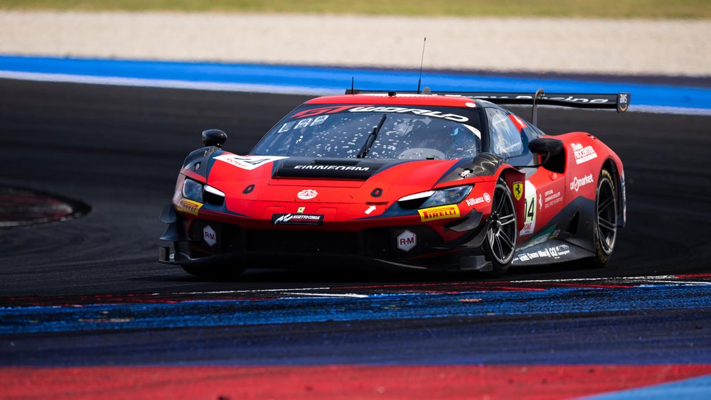 Rotes Emil Frey Racing Auto