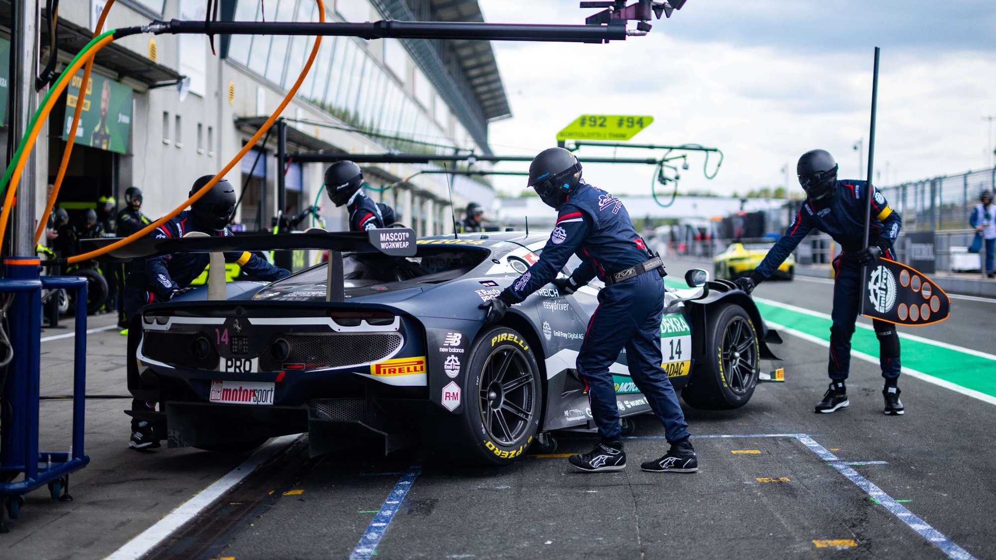 Das Emil Frey Racing Team in der Boxengasse