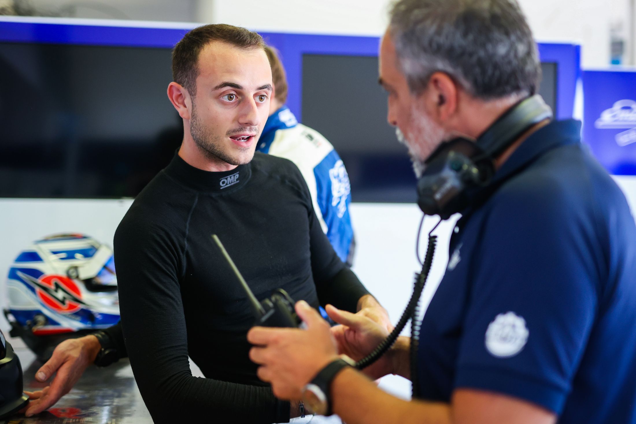 Zwei Personen tauschen sich aus